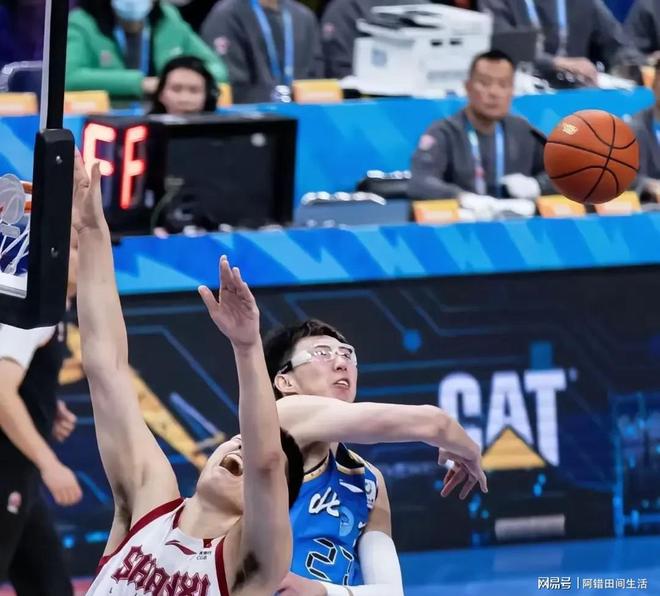 乐鱼app-今晚突围战来临，深圳男篮围绕国王杯更衣室发声，态度坚定，轮换策略成焦点 